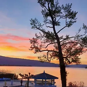 Situation Exceptionnelle Pour Ce Cosy Avec Terrasse Sur Lac, Dans Résidence Avec Et Ponton Privee , Duingt France